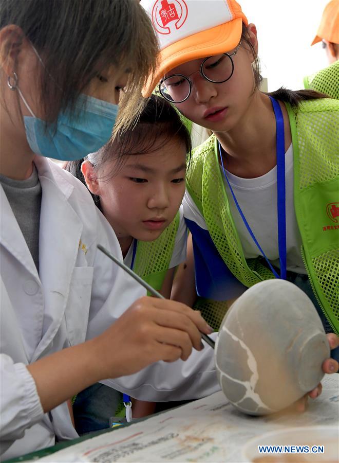 Children experience archaeological work, learn about Luoyang’s history during summer camp