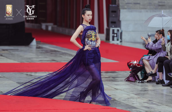 Luoyang Peony Fashion Week Kicks Off at Yingtianmen