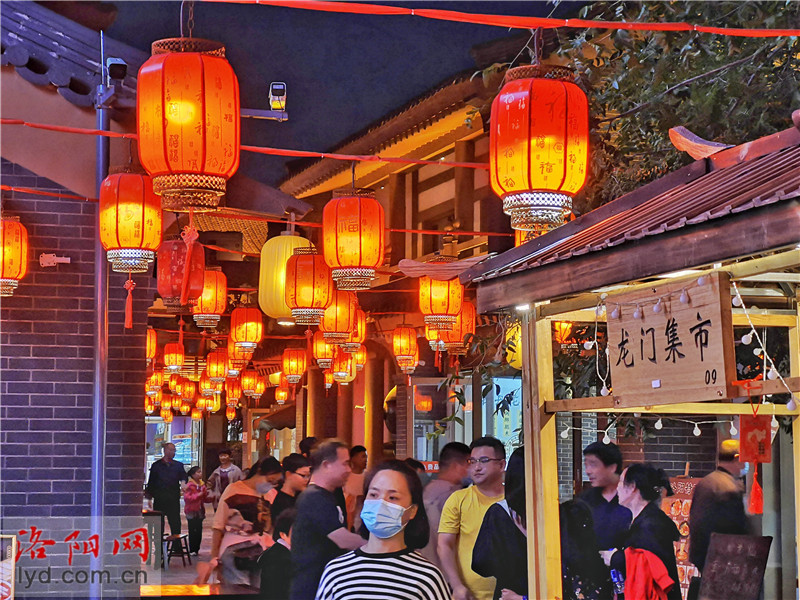 Night Tour of Longmen Ancient Street to Appreciate Charms of Luoyang