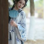 Woman in traditional Chinese hanfu